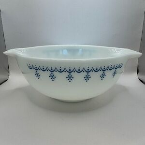 Pyrex Garland or Snowflake Cinderella Mixing Bowl 443 2 1/2QT.
